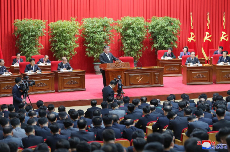 北韓領導人金正恩傳「神隱」一個月未公開露面，引發外界揣測。圖為10月17日最後一次露面，在勞動黨中央幹部學校發表講話。   圖：翻攝朝中社