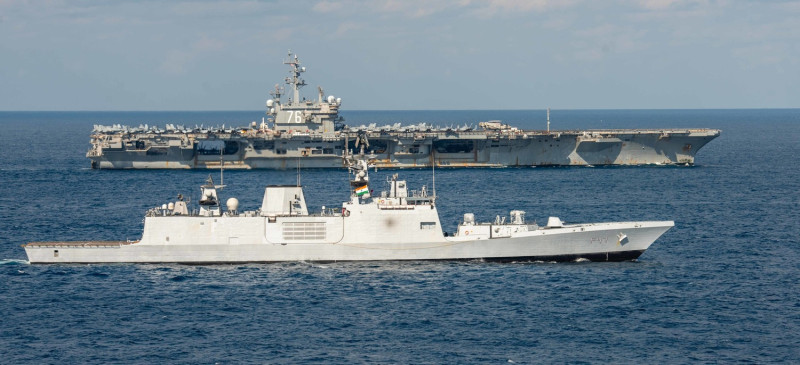 11月8至15日在日本關東以南的太平洋海域進行的「Malabar 2022」軍演，美軍「雷根號(CVN-76)」航空母艦與印度護衛艦。 圖：翻攝U.S. 7th Fleet推特