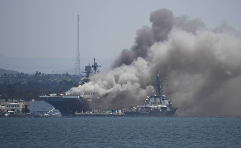 美國海軍黃蜂級兩棲攻擊艦「好人理查號(LHD-6)」疑遭人為縱火，延燒7小時報廢。 圖：翻攝U.S. NAVY