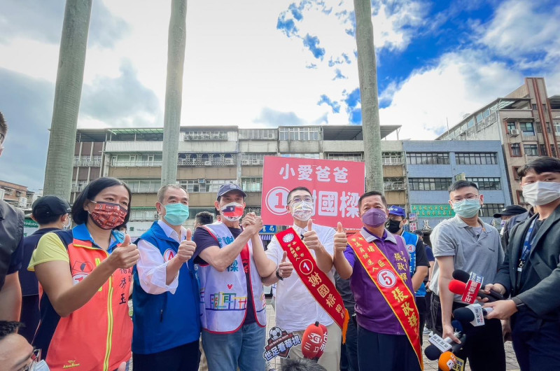 國民黨基隆市長候選人謝國樑緊握馬英九的手，高喊是「勝利之握」。   圖: 翻攝自謝國樑臉書