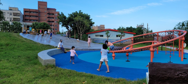 貢寮澳底公園-巧妙應用地形結合遊具打造遊戲空間，小朋友玩的不亦樂乎。   圖：新北市景觀處提供