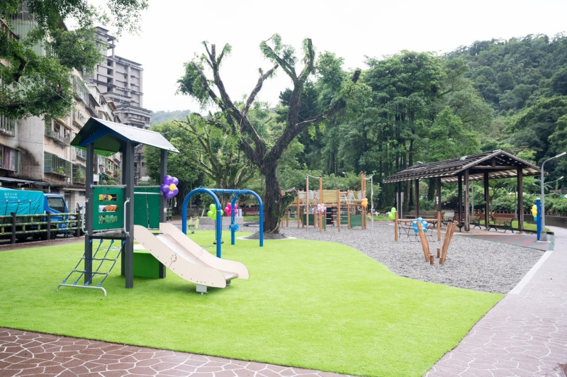 青潭公園內也有適合幼齡兒童的滑梯、鞦韆等遊具，讓小小朋友也能盡情遊戲。   圖：新北市景觀處提供