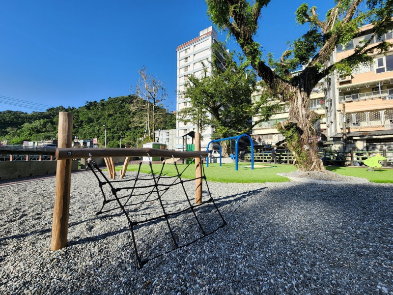 青潭公園-透過地形變化與自然素材運用，讓兒童培養創造力，也讓兒童在遊戲中接近大自然。   圖：新北市景觀處提供