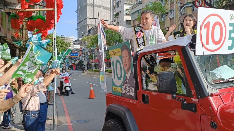 新北市議員候選人張志豪的太太蔡幸芳擔任最強助選員，啟動車隊掃街並擔任分身代表候選人深入市場掃街拜票，爭取認同。   圖：張志豪辦公室提供