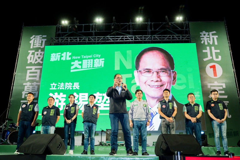 游錫堃在滿場支持者的起身搖旗鼓勵下上台，並表示8年前新北市長的選舉，因為自己努力不夠，輸了2萬4千票，差一點就可以當選   圖：林競辦提供