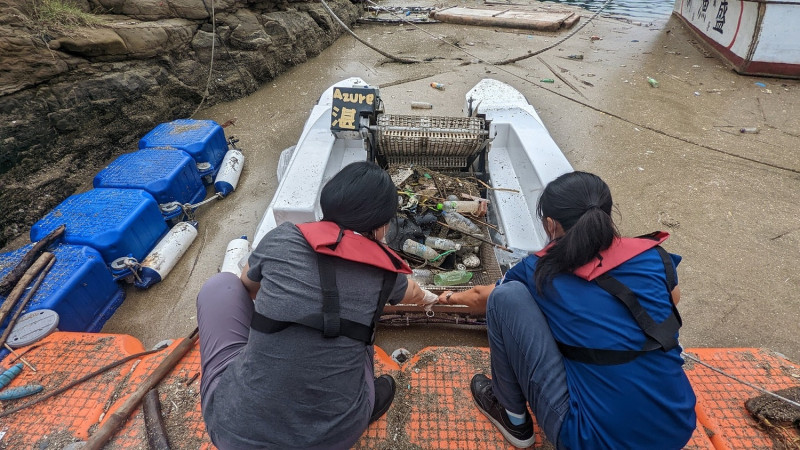 颱風後湛鬥機收集海漂垃圾及浮石。   圖：新北市漁業處提供