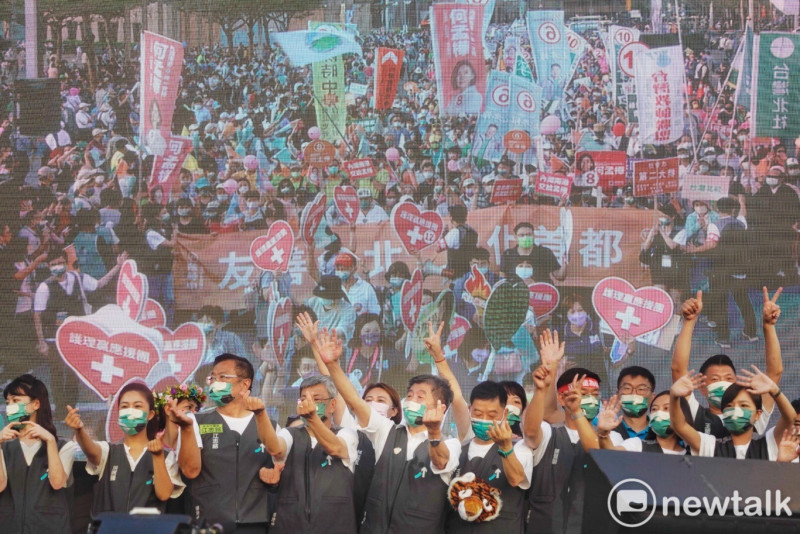 民進黨台北市長候選人陳時中今（20）日舉辦「疼惜台北為愛而走」大遊行，並在北市府前廣場與總統蔡英文合流造勢。   圖:張良一/攝