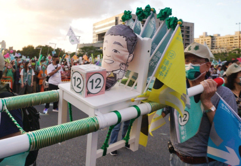 民進黨台北市長候選人陳時中今（20）日舉辦「疼惜台北為愛而走」大遊行，支持者抬轎助陣。   圖:張良一/攝