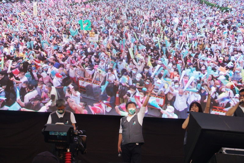 民進黨台北市長候選人陳時中今（20）日舉辦「疼惜台北為愛而走」大遊行，並在北市府前廣場進行造勢活動。   圖:張良一/攝