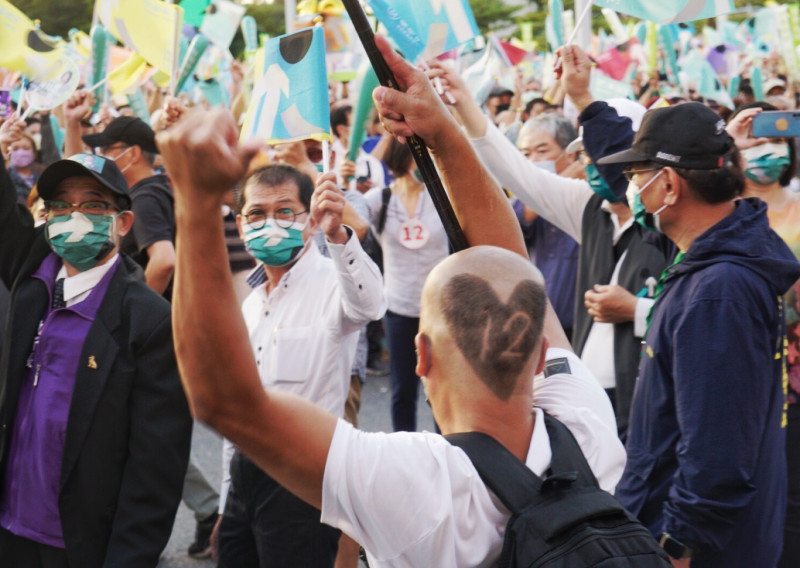 民進黨台北市長候選人陳時中今（20）日舉辦「疼惜台北為愛而走」大遊行，支持者頂著愛心12號的髮型，上街力挺陳時中。   圖:張良一/攝