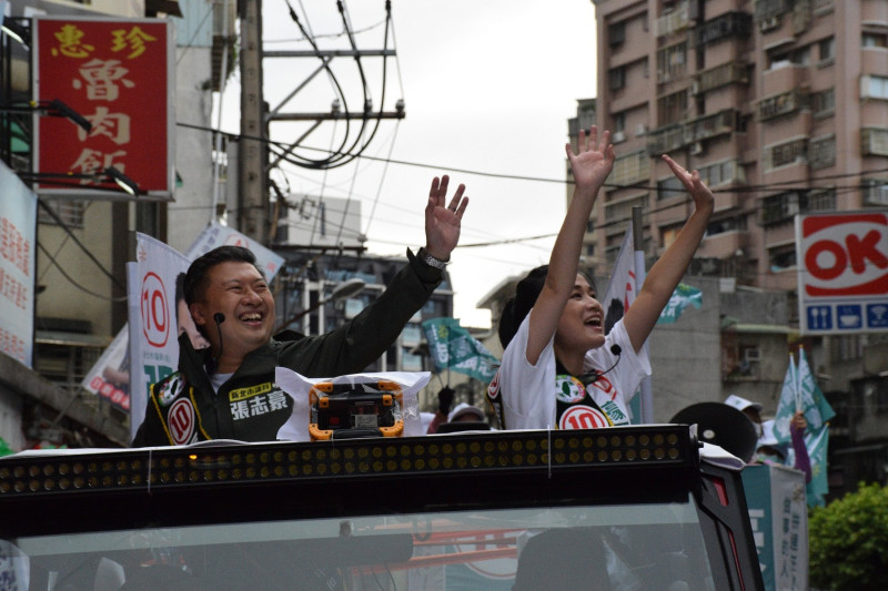 下午張志豪和蔡幸芳合體車隊掃街，爭取更多民眾的支持外，也呼籲大家11/26踴躍出門投票，市長林佳龍一票、議員張志豪一票、18歲公民權贊成票。   圖：張志豪辦公室提供