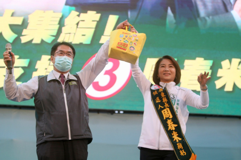 黃偉哲(左)為周春米是最能帶領屏束向前的候選人。   圖：周春米競總提供