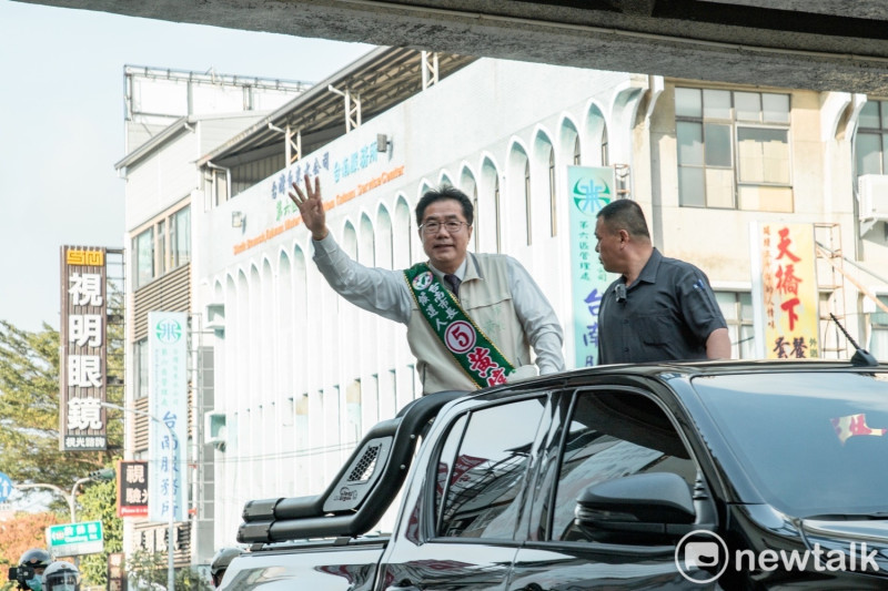 選前倒數5天，台南市長黃偉哲率民進黨議員候選人車隊在中西區與北區密集掃街，全力爭取台南市民支持。   圖：黃博郎／攝