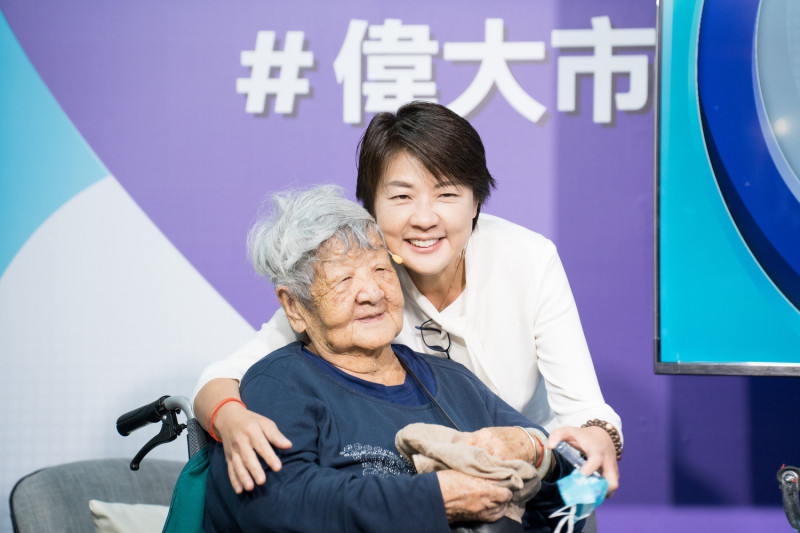 無黨籍台北市長候選人黃珊珊邀請93歲母親拍競選廣告，今天開心與母親合影。   圖：黃珊珊競選團隊 / 提供
