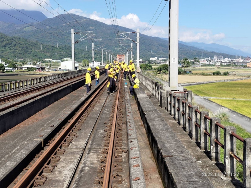 今(21)日交通部長王國材視察後宣布，將於12月28日提前通車，通車初期將以60公里為速限。   圖：交通部台灣鐵路管理局/提供