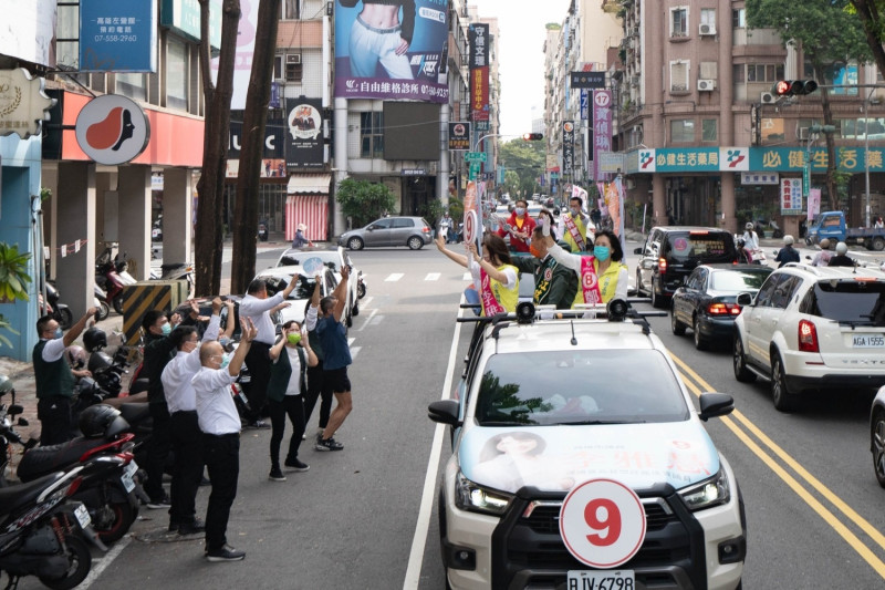 高雄青議員陪左楠區的李雅慧車掃拜票。   圖：趙天麟服務處提供