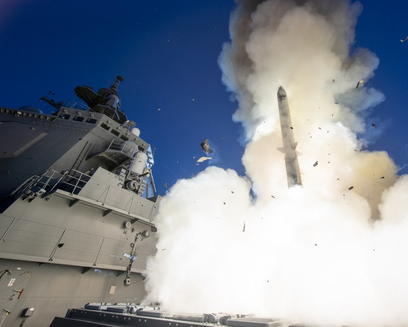 日本海上自衛隊釋出照片，最新的「摩耶級」(まや型)神盾驅逐艦在美國夏威夷海域進行攔截彈道導彈測試認證，成功攔截擊中目標。   圖：翻攝@JMSDF_PAO推特