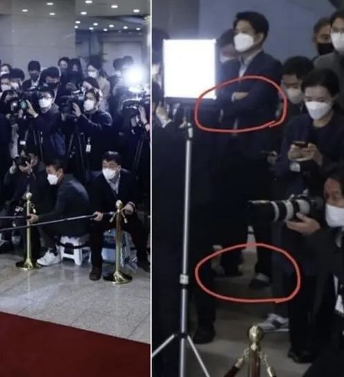  MBC 一位記者穿著拖鞋參加在龍山總統府召開的記者會，並對當時回應禁止 MBC 記者搭乘總統專機隨行出訪一事的尹錫悅提出抗議。   圖：翻攝自騰訊網