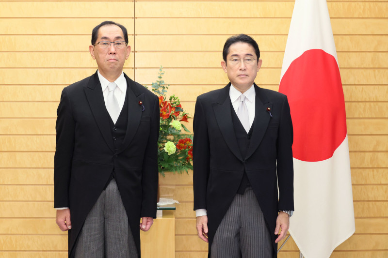 11月21日，日本首相岸田文雄(右)在首相官邸向松本武明移交總務大臣職務。   圖: 翻攝自日本首相官邸官網