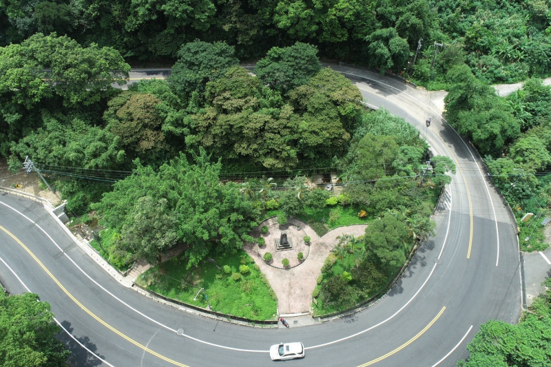 泰山區黎明二號橋拓寬前車道狹窄，因橋梁位置屬連續髮夾彎，車道平曲線且半徑小，導致大客車及聯結車行駛於該路段會車不易。   圖：新北市工務局提供