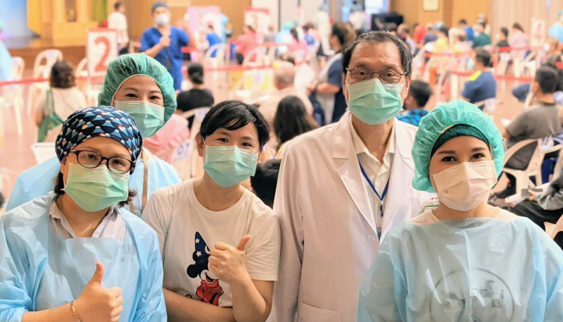 國民黨屏東縣黨部為蘇清泉(右二)抱屈。   圖：安泰醫院提供