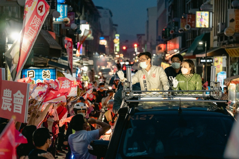 陳其邁車隊進入旗山老街受到民眾夾道歡迎。   圖：陳其邁競總提供
