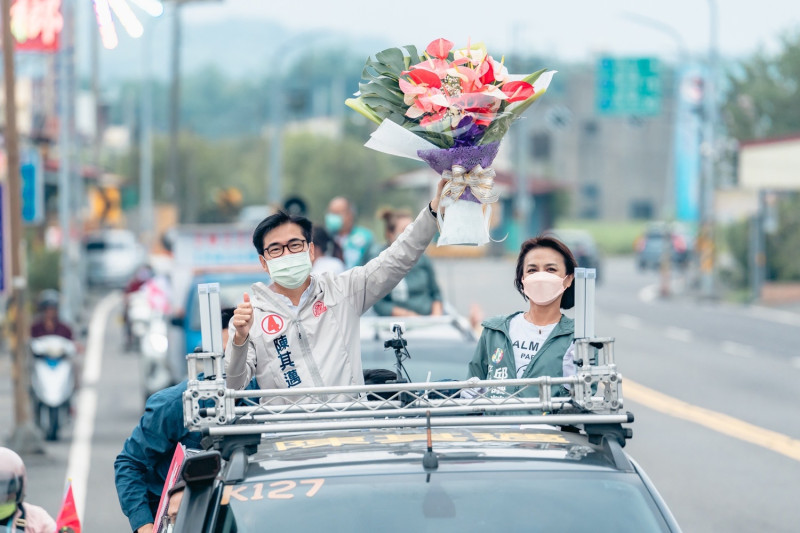 陳其邁高舉支持者贈送的花束。   圖：陳其邁競總提供