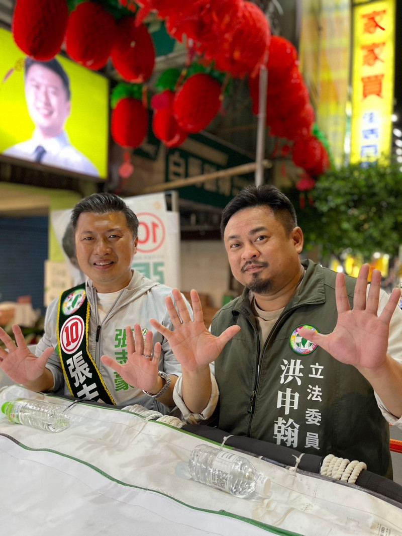 民進黨不分區立委洪申翰昨(21)日晚間特地趕至中和，陪同新北市議員張志豪車掃爭取選民認同。   圖：張志豪辦公室提供