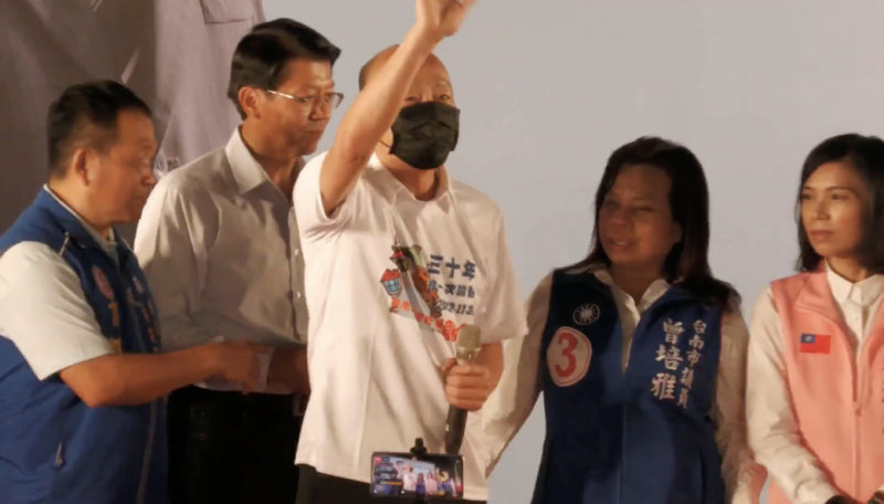 前高雄市長韓國瑜（中）站出場，民眾熱情歡呼。   圖：翻攝自謝龍介臉書影片