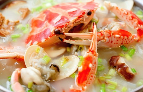在地餐廳柏榕活海鮮將花蟹與蛤蜊蚵仔共煮搭配粗米粉鹹香味令人一碗接一碗。   圖：新北市漁業處提供