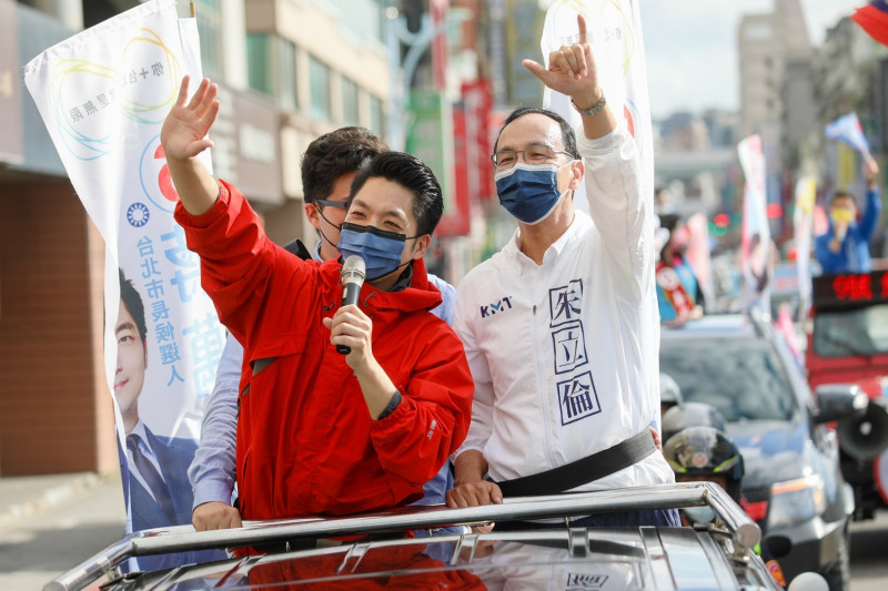 國民黨台北市長候選人蔣萬安與國民黨主席朱立倫啟動車隊掃街。   圖：國民黨文傳會/提供