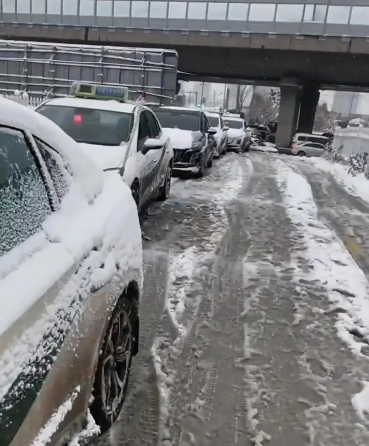 吉林電動出租車在大雪天中，排隊好幾小時等著換電池。   圖 : 翻攝自極目新聞