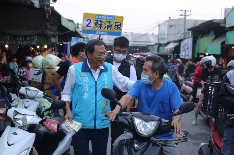 蘇清泉(左)讓老年人有安全感。   圖：蘇清泉競總提供（資料照）