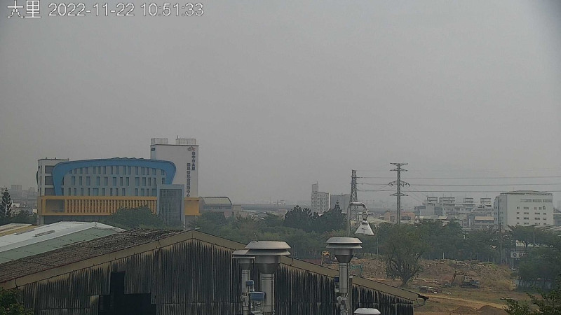 環保署空氣品質監測22日上午10時51分大里區的自動拍攝圖像，明顯可以感受到整個城市灰濛濛，整個台中的天空又陷入空污籠罩之中。   圖：環保署空氣品質監測