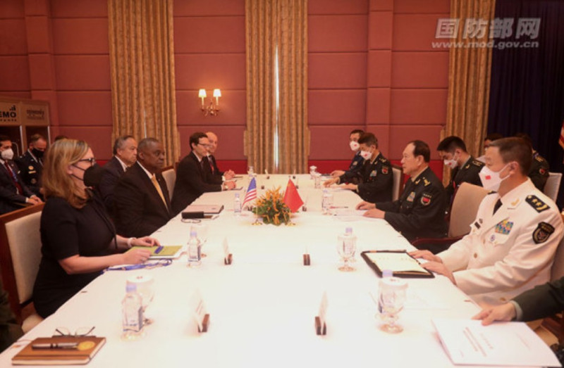 正在柬埔寨出席第9屆東盟防長擴大會議的中國國務委員兼國防部長魏鳳和(右)與美國國防部長奧斯汀舉行會談。   圖:翻攝自中國國防部