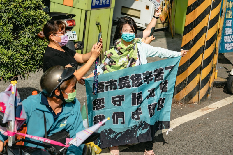 支持者舉布旗慰問市長。   圖：陳其邁競總提供