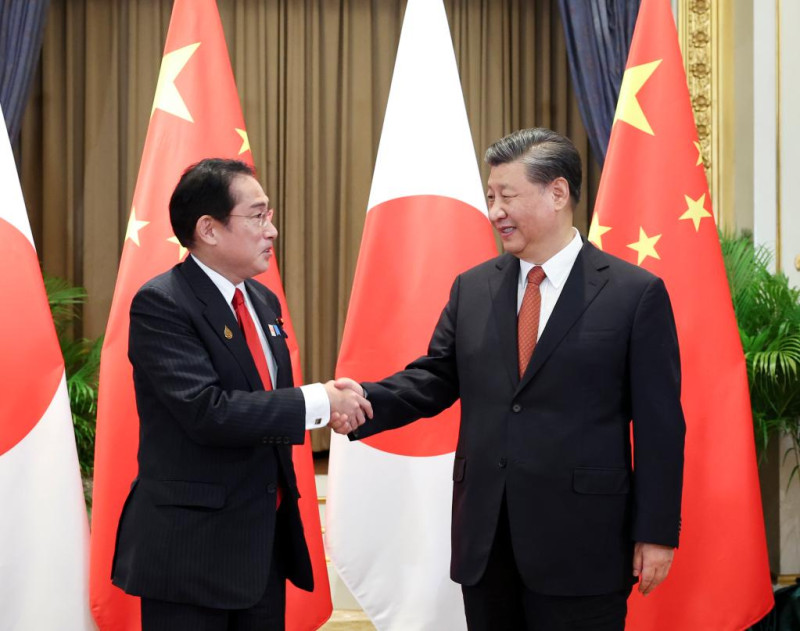 日本首相岸田文雄(左)和中國國家主席習近平(右)之前在泰國曼谷APEC會議碰面。   圖：翻攝新華網（資料照片）