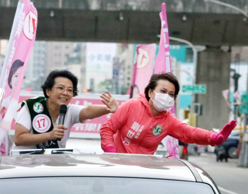 劉世芳(右)陪同黃偵琳車掃。   圖：黃偵琳競總提供