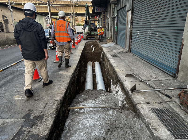 排水改善工程排水鋼管埋設施工中。   圖：新北市水利局提供