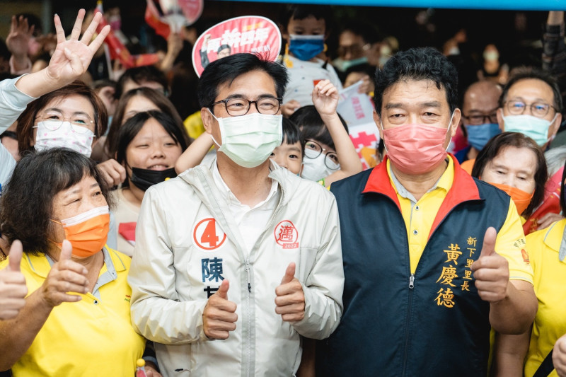陳其邁（前排中）獲國民黨里長黃慶德（前排右）表態支持。   圖：陳其邁競總提供