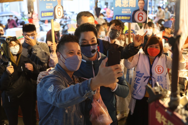 國民黨台北市長候選人蔣萬安加緊腳步走訪市場帶票、展開車隊掃街。   圖：蔣萬安競選辦公室/提供