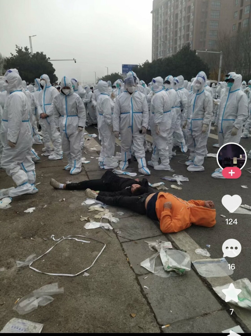 網傳富士康員工與警方對峙，民眾倒地。 圖：翻攝自推特