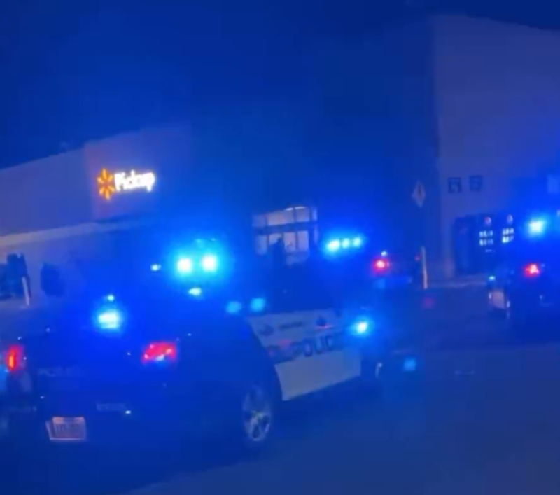 美國知名賣場沃爾瑪（Walmart）於 22 日晚間發生槍擊案，造成 6 人死亡，槍手隨後開槍自殺，大批員警到場支援。   圖：翻攝自推特