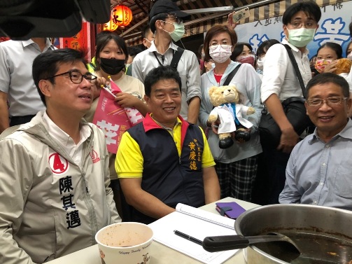 胡俊雄(右一)出席鄰里長會議，被指違反行政中立替陳其邁(左一)輔選。   圖：國民黨高雄市黨部提供