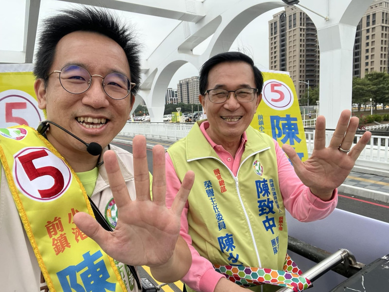 前總統陳水扁(右)幫競選高雄市議員的兒子陳致中(左)車掃拜票。   圖:翻攝自陳致中臉書