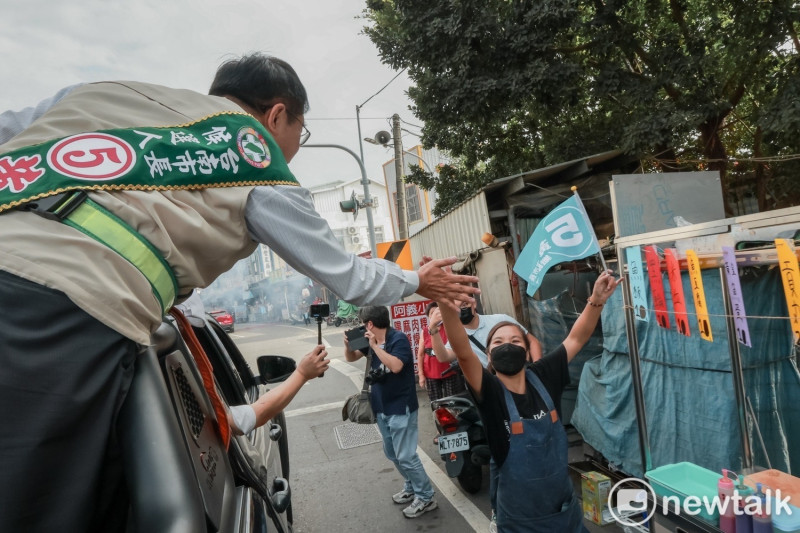 黃偉哲車隊前進山上、善化、新市、永康等區掃街催票。沿途不斷有熱情支持者站出來搖旗和鳴炮迎接，黃偉哲則委身到車邊跟民眾擊掌「Give me 5」，並大喊：「市長投5號」，而街旁的支持者也直呼「市長好親切」。   圖：黃偉哲競總提供