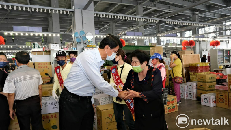 國民黨台南市長候選人謝龍介赴新化等區進行車隊掃街，他受訪時針對外傳副總統賴清德切割台南市長黃偉哲一事表示，台南槍擊事件後，副總統賴清德聽到的訊息會比謝龍介更多，因此賴副總統對黃市長不見得是檯面上的切割，而是展現的支持度高低問題。   圖：謝龍介競總提供