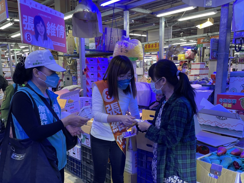 張維倩凌晨到台北市第一果菜市場、漁市場拜票，獲攤商熱情回應。   圖：張維倩服務處提供