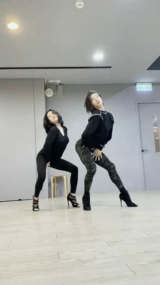 翔翔(右)是小S(左)的舞蹈老師。   圖：翻攝自臉書/小S 徐熙娣