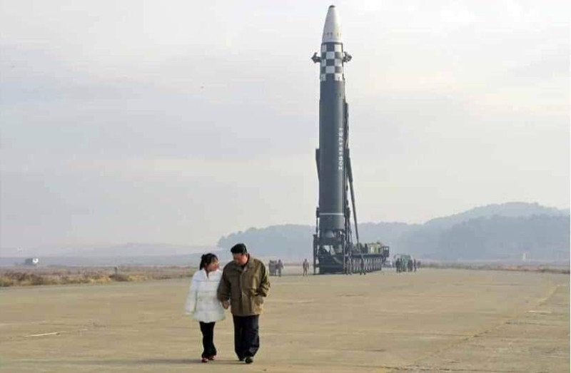 北韓洲際彈道導彈發射前，金正恩特別帶女兒參觀發射現場。   圖 : 翻攝自推特